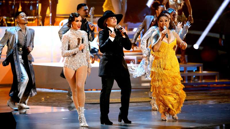 Olga Tañón (c) actúa junto a Anitta y Milly Quezada en los Latin Grammy 2019 en Las Vegas. Foto: archivo / AFP