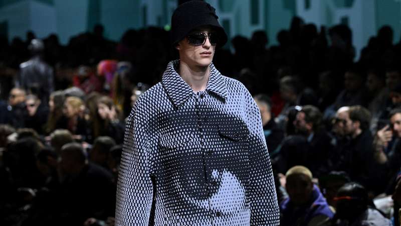 Modelo desfila entre los asistentes a la semana de la moda parisina en el desfile de Louis Vuitton. Foto / AFP