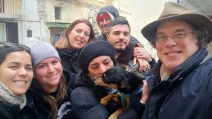 200 personas se unen para buscar una mascota abandonada en Italia
