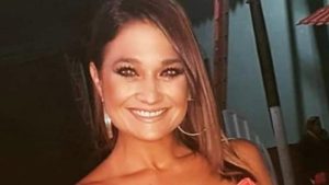 María Elisa Parker se despide de su hija, quien estudiará en París, lejos de su familia