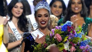 Miss Universo renunció a su corona de Miss USA