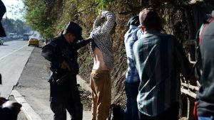 Agentes de la Policía instalan retenes en diferentes puntos de San Salvador