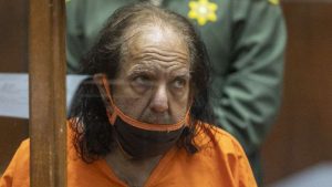 Actor porno Ron Jeremy sufre demencia y no irá a juicio por violación