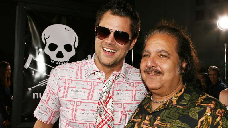 El actor Johnny Knoxville (i) y Ron Jeremy posan en el estreno de "Jackass Number Two" de Paramount, en el Teatro Chino, el 21 de septiembre de 2006 en Los Ángeles, California. Foto: archivo / AFP