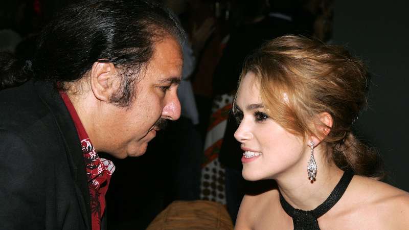 La actriz Keira Knightley habla con la ex estrella porno Ron Jeremy en la fiesta posterior al estreno de "Domino" en el Highlands Club el 11 de octubre de 2005 en Hollywood, California. Foto: archivo / AFP