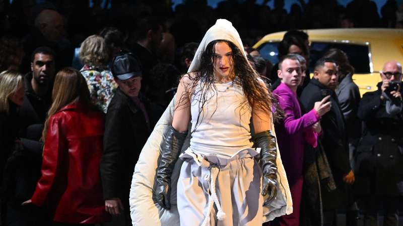 La cantante Rosalía fue parte de la presentación de la colección Menswear Ready-to-wear Otoño-Invierno 2023-2024 de Louis Vuitton. Foto / AFP
