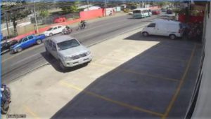 VIDEO: Momento en el que ciudadano estadounidense atropelló a motociclista en San Miguel