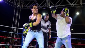 A "trompada" limpia se dan en el boxeo callejero en Sonsonate
