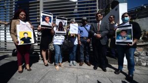Familiares entregan álbum con fotos de desaparecidos a Fiscalía