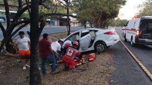 "Chocaron contra un árbol". Mujer muere en accidente de Cuscatlán