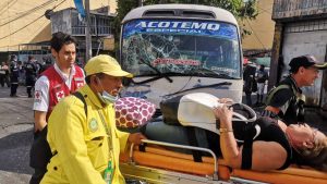 FOTOS: Dos mujeres lesionadas en accidente de tránsito en el centro de San Salvador
