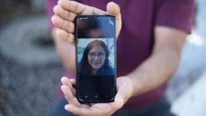 "Es difícil ver que se la lleven presa": Hijo de trabajadora detenida en Soyapango pide liberación de su madre