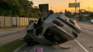Conductora se durmió al volante y volcó en Santa Tecla