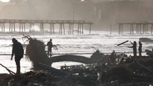 Ciclón amenaza con traer más destrucción a una California golpeada por tormentas