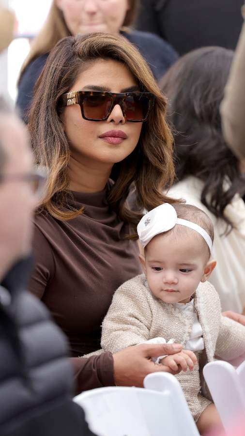 Priyanka Chopra junto a su bebé Malti Marie, en el Paseo de la Fama en Hollywood
