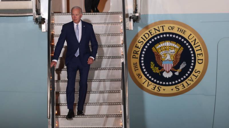 Joe Biden bajando del avión presidencial