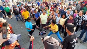 Dos mujeres protagonizan peculiar pelea en el parque Libertad