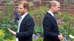 Príncipes Harry y William de Inglaterra tras muerte de Isabel II