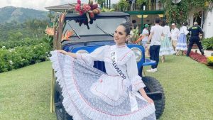 Salvadoreña impresiona en desfile de carrozas en Colombia
