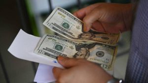 persona contando dinero