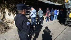 Reportan retenes policiales en San Salvador previo a marchas