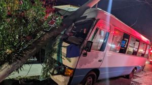 Conductor de Ruta 109 chocó contra un poste en Quezaltepeque