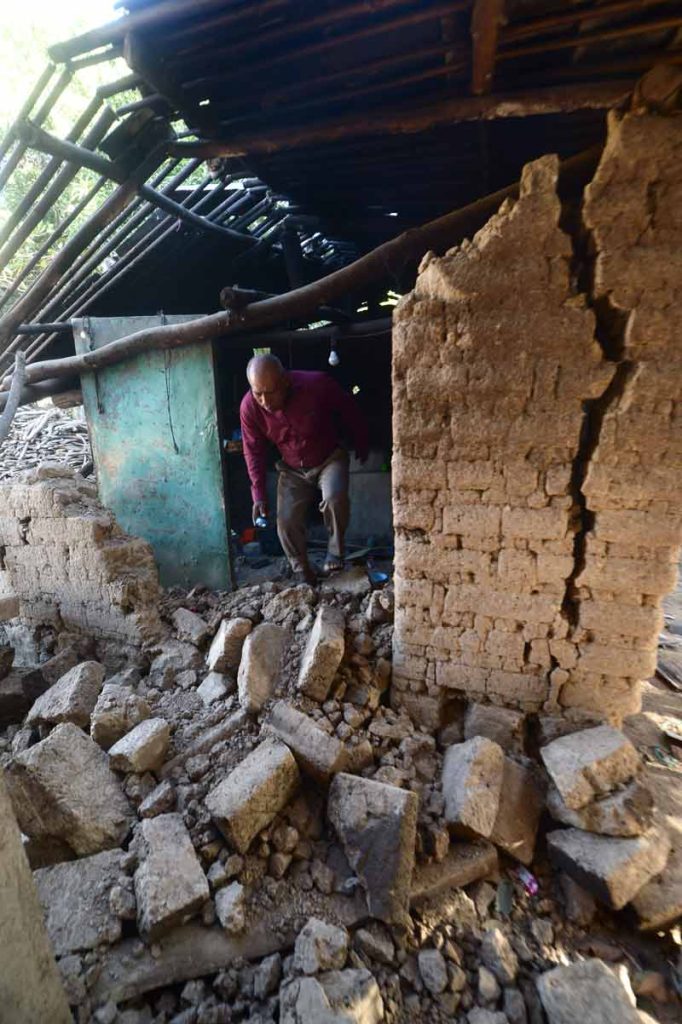 José Martínez pasa por los escombros de su casa en el cantón La Danta. Foto Francisco Rubio