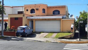Policía procesa escena de aparente suicidio en Arcos de Santa Elena