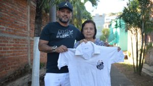"Un privilegio el que tuvo mi papá al intercambiar camisa con 'O'Rei' Pelé", Mario A. Castro