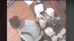 Captan en video a mujer al momento que que robó efectivo en un negocio de Santa Tecla