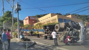 Camión cargado con tierra volcó en redondel de Santa Elena