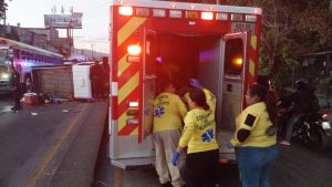 "Conductor se durmió": cinco lesionados tras vuelco de pick up en Ciudad Delgado