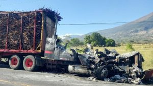Mujer muere en accidente con rastra en carretera Litoral