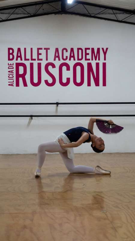 Bailarina de Academia Alicia de Rusconi durante uno de los ensayos. Foto: cortesía / Irina Flores
