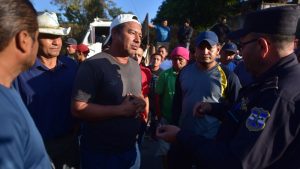 Transportistas protestan por el cierre de espacios para sacar arena