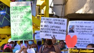 Familiares denuncian un año sin información de detenidos por el régimen de excepción