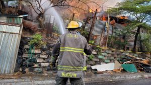 Bomberos sofoca incendio que afectó a unas 25 casas en comunidad Emmanuel en San Salvador