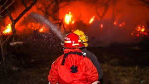 Incendios consumieron dos viviendas y dos vehículos de carga