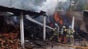 Incendio deja pérdidas en una venta de leña en San Rafael Obrajuelo
