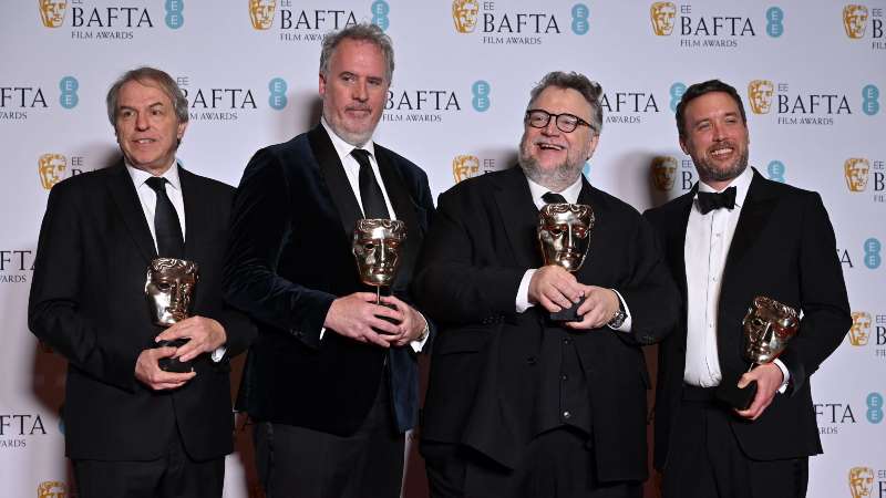 El director Guillermo del Toro (2° d), el director de cine animado Mark Gustafson (2° i), el productor Gary Ungar (i) y el productor Alex Bulkley (d), en los premios Bafta, donde el fime "Pinocchio" ganó en la categoría de mejor animación, el pasado 19 de febrero. Foto/AFP