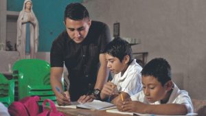 Educación lleva dos años sin cumplir promesa de construir escuela a estudiantes que reciben clases dentro de una iglesia