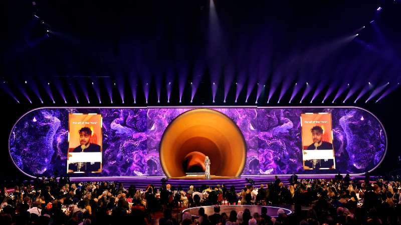 Momento en que es anunciado el Grammy para el artista iraní Shervin Hajipour. Foto / AFP