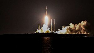 SpaceX lanza 21 satélites al espacio y en El Salvador usuarios en redes confunden cohete con un ovni