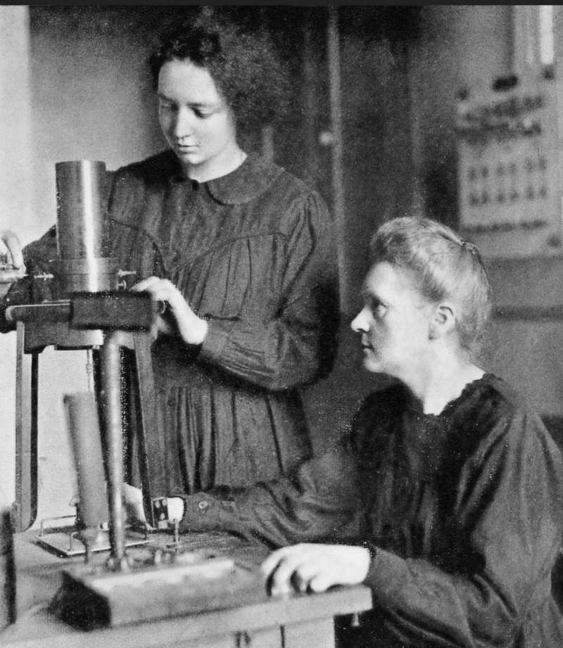Marie Curie e hija . pioneras química en el el salvador