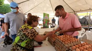 Agromercado en Mejicanos ofrece cartón de huevos barato pero solo uno por persona