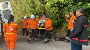 Motociclista resultó con fracturas al chocar con camión en la calle a El Boquerón