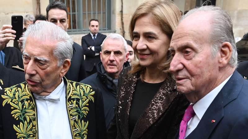 Vargas Llosa con el ex rey de España Juan Carlos I (R) y la Infanta Cristina de España (C) al final de la ceremonia. Foto / AFP