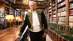 Mario Vargas Llosa en la Academia Francesa