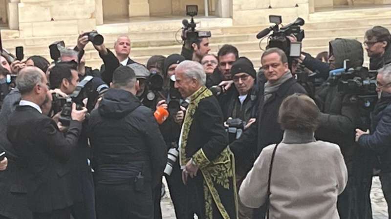El escritor Vargas Llosa recibido por decenas de periodistas. Foto: Pascal Drouhaud