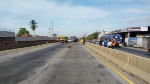 Motociclista muere arrollado por rastra en Sonsonate